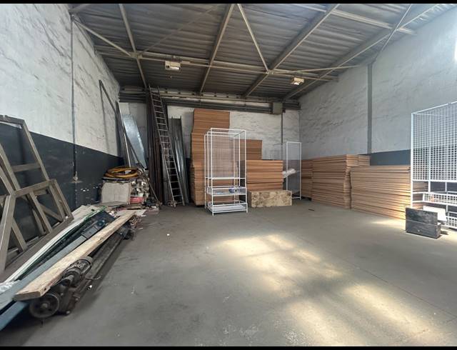 200M² WAREHOUSE TO LET IN LONGDALE
